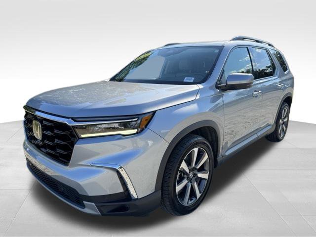 Used 2025 Honda Pilot Touring image 4