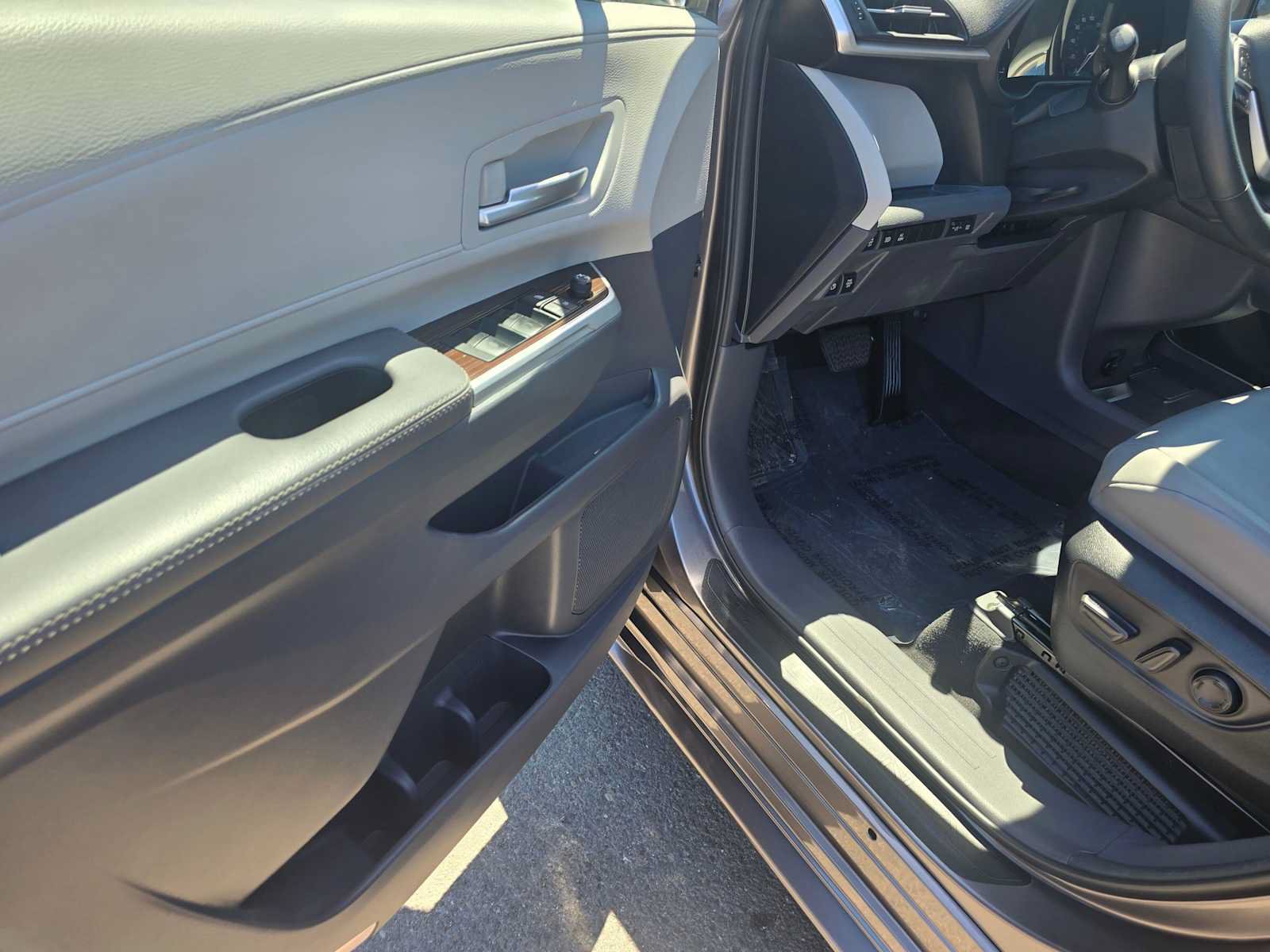 Used 2023 Toyota Sienna XLE w/ XLE Plus Package FWD image 22