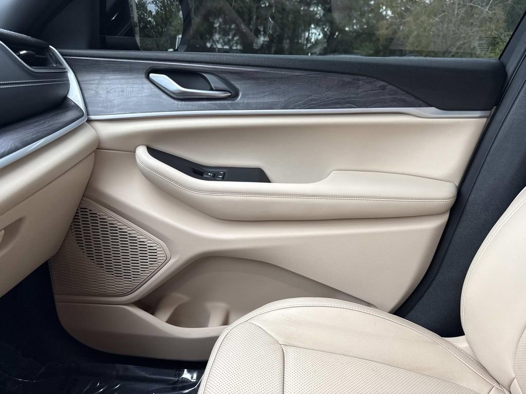 Used 2023 Jeep Grand Cherokee L Limited w/ Luxury Tech Group II image 29