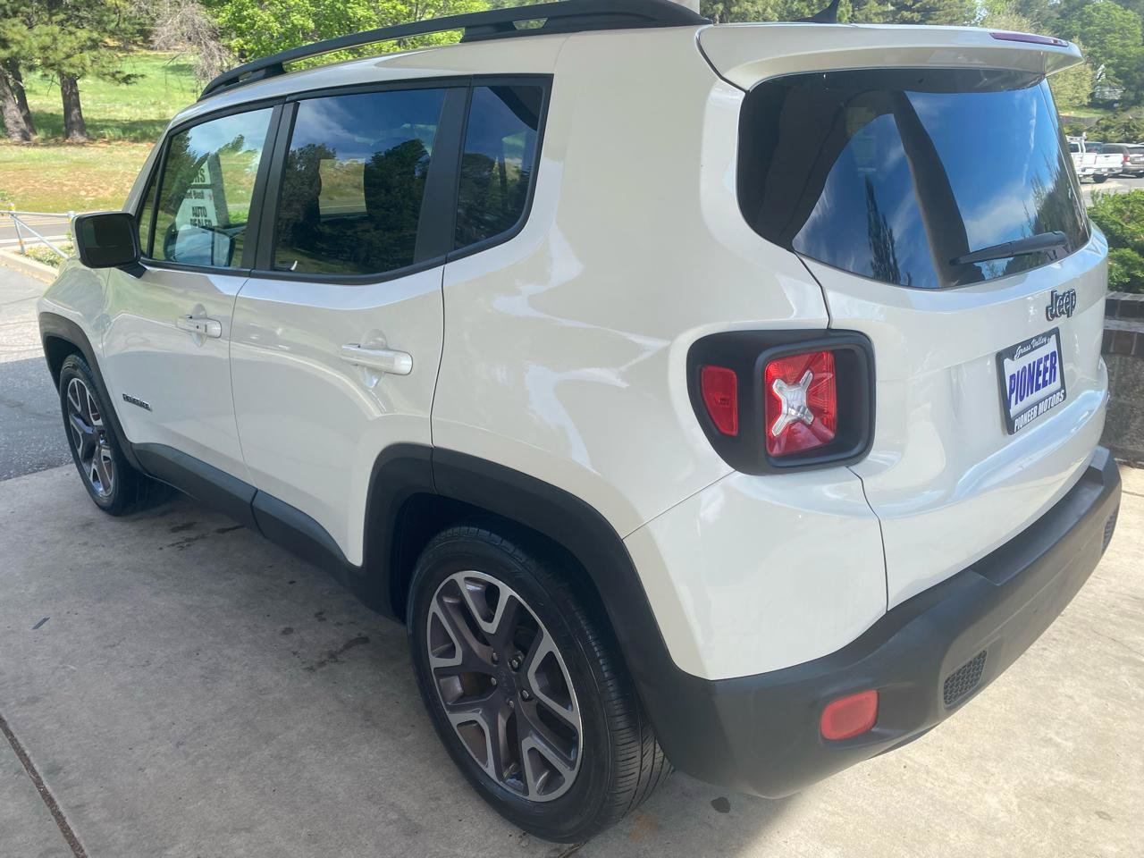 Used 2016 Jeep Renegade Latitude FWD image 3