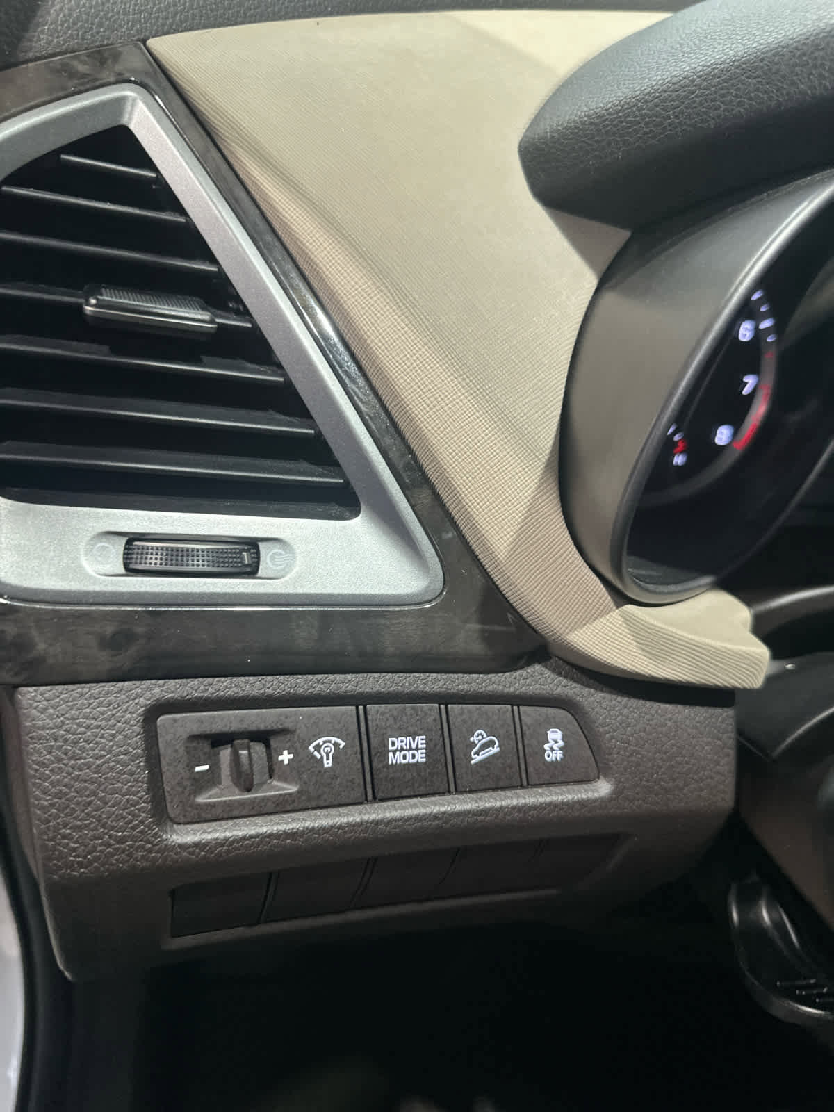 Used 2017 Hyundai Santa Fe Sport FWD image 18