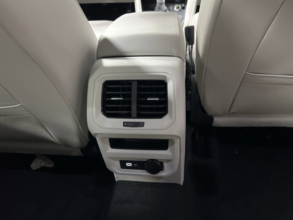 Used 2024 Volkswagen Tiguan SE R-Line image 13