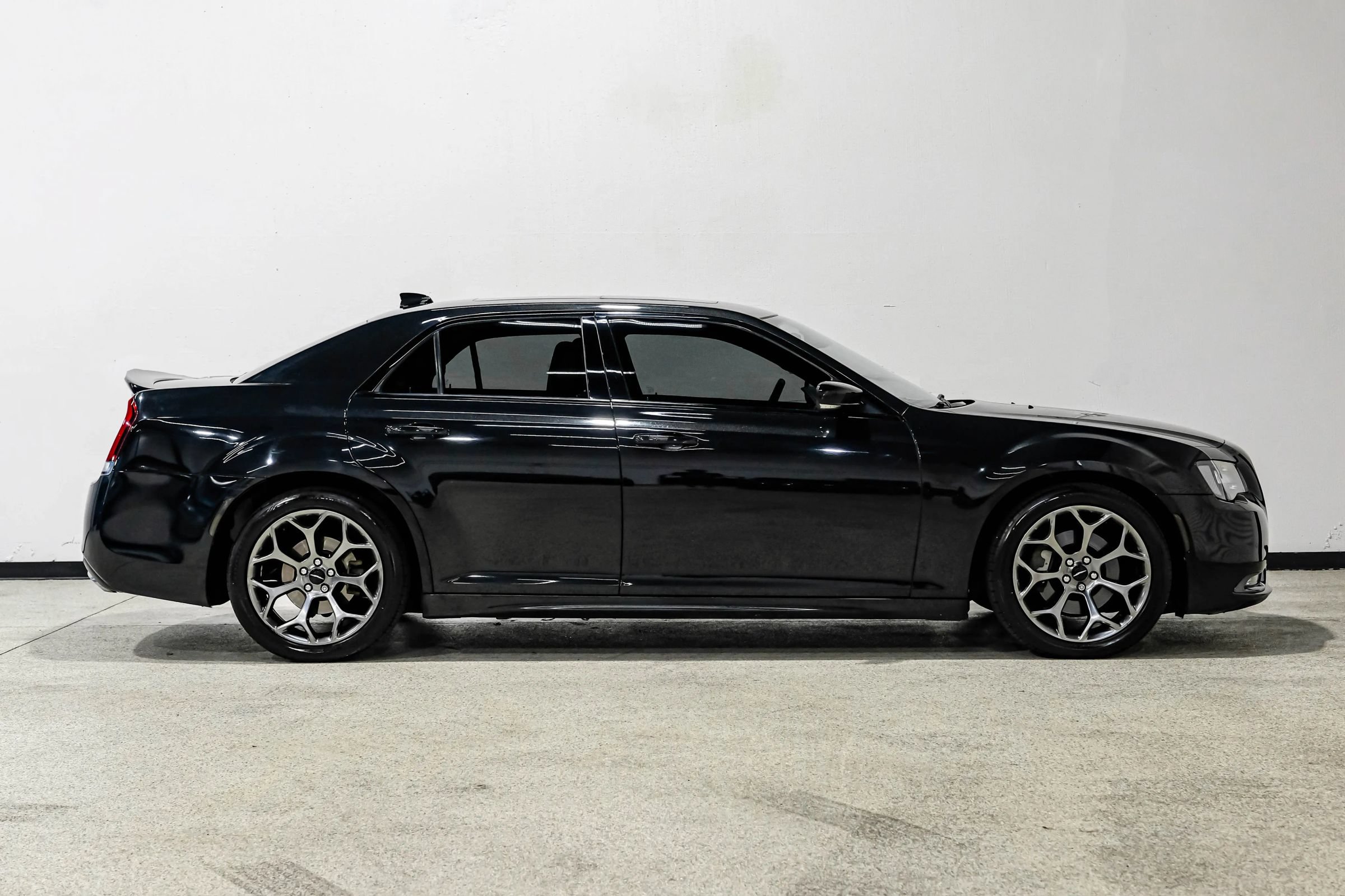 Used 2015 Chrysler 300 S w/ 300S Premium Group RWD image 5