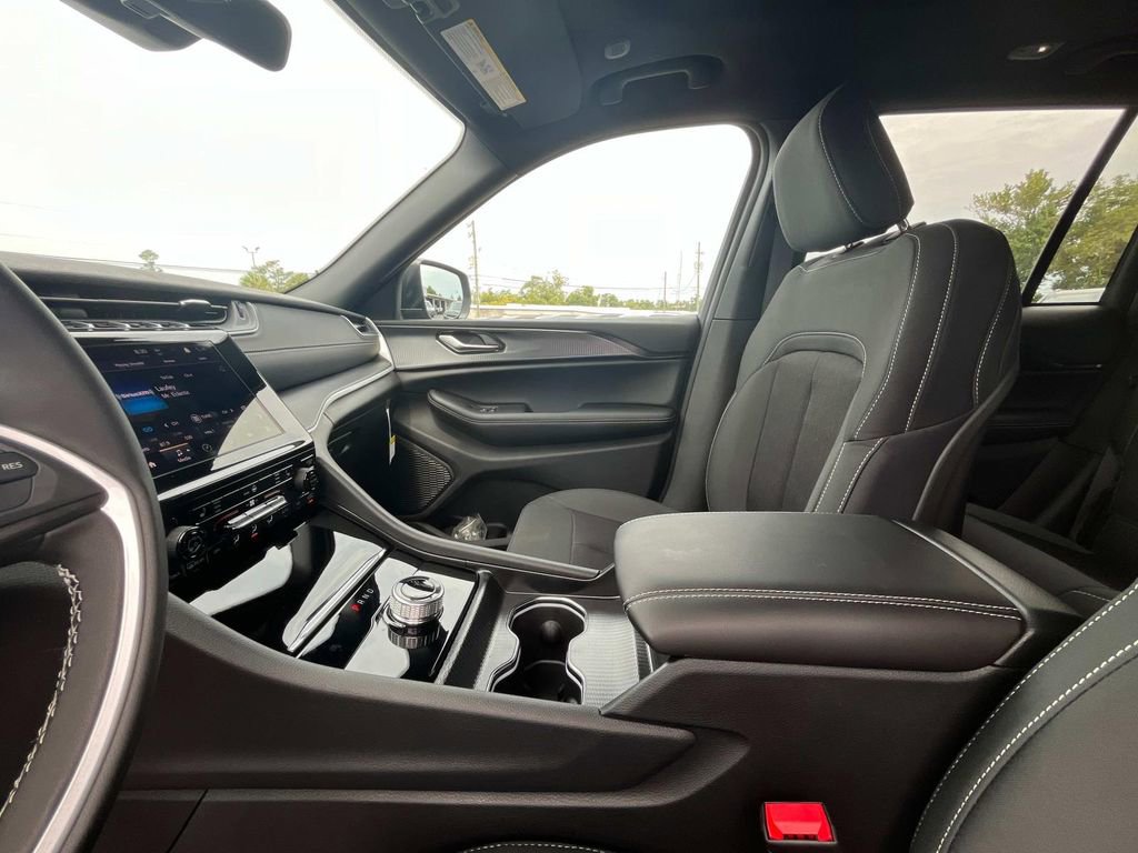 New 2025 Jeep Grand Cherokee Laredo X w/ Luxury Tech Group I image 10