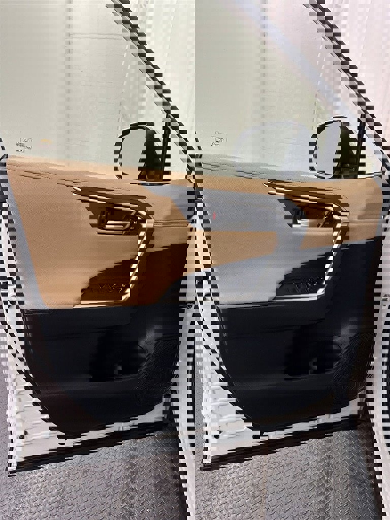 Used 2019 Toyota RAV4 Limited image 8