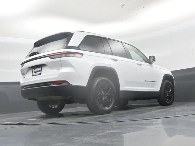 Used 2025 Jeep Grand Cherokee Altitude AWD/4WD image 40