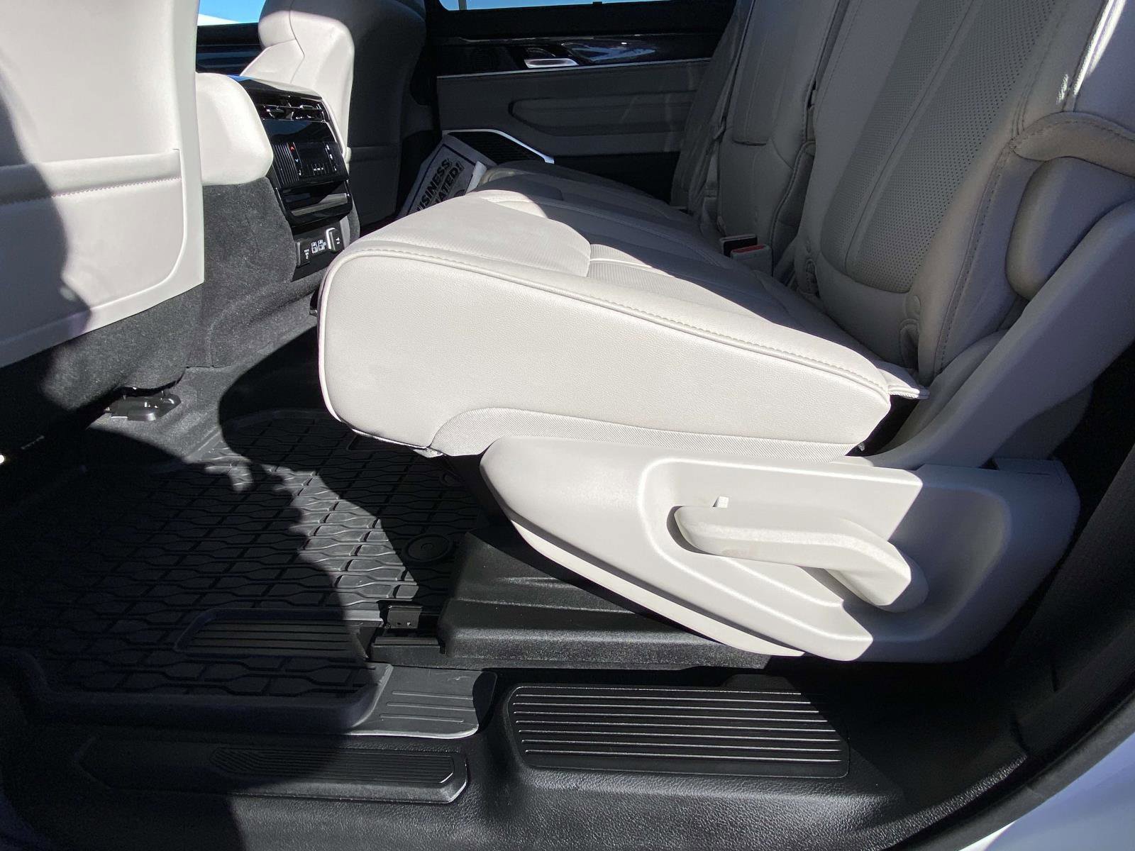 Certified 2024 Jeep Wagoneer 4WD w/ Convenience Group I image 18