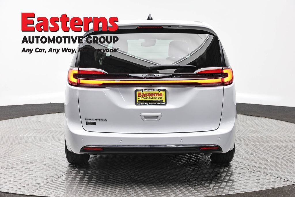 Used 2023 Chrysler Pacifica Touring-L FWD image 6