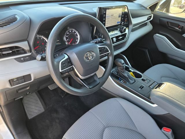 Used 2022 Toyota Highlander L FWD image 12