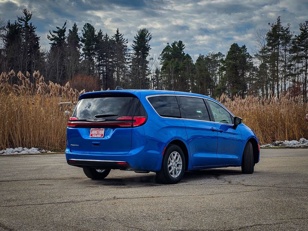 New 2026 Chrysler Pacifica Select image 4
