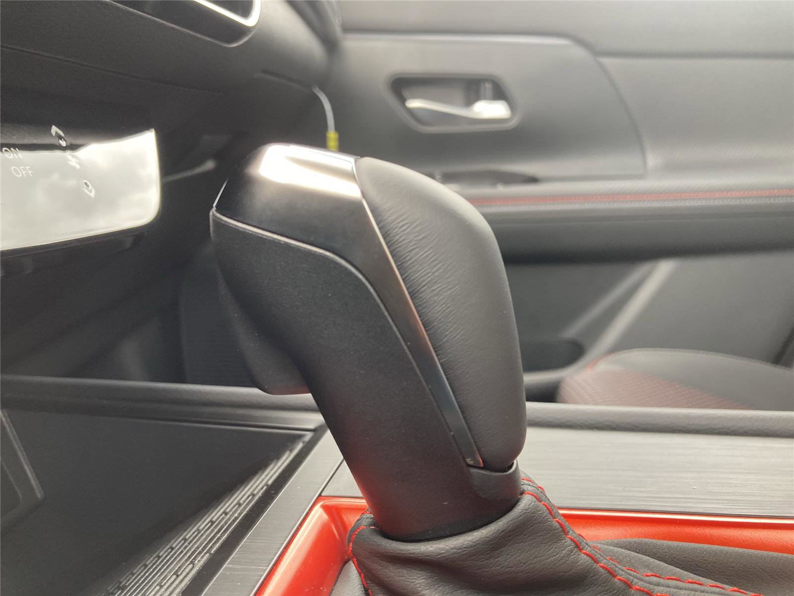 New 2025 Nissan Kicks SR image 19