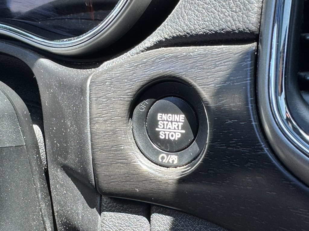 Used 2018 Jeep Grand Cherokee Altitude AWD/4WD image 12