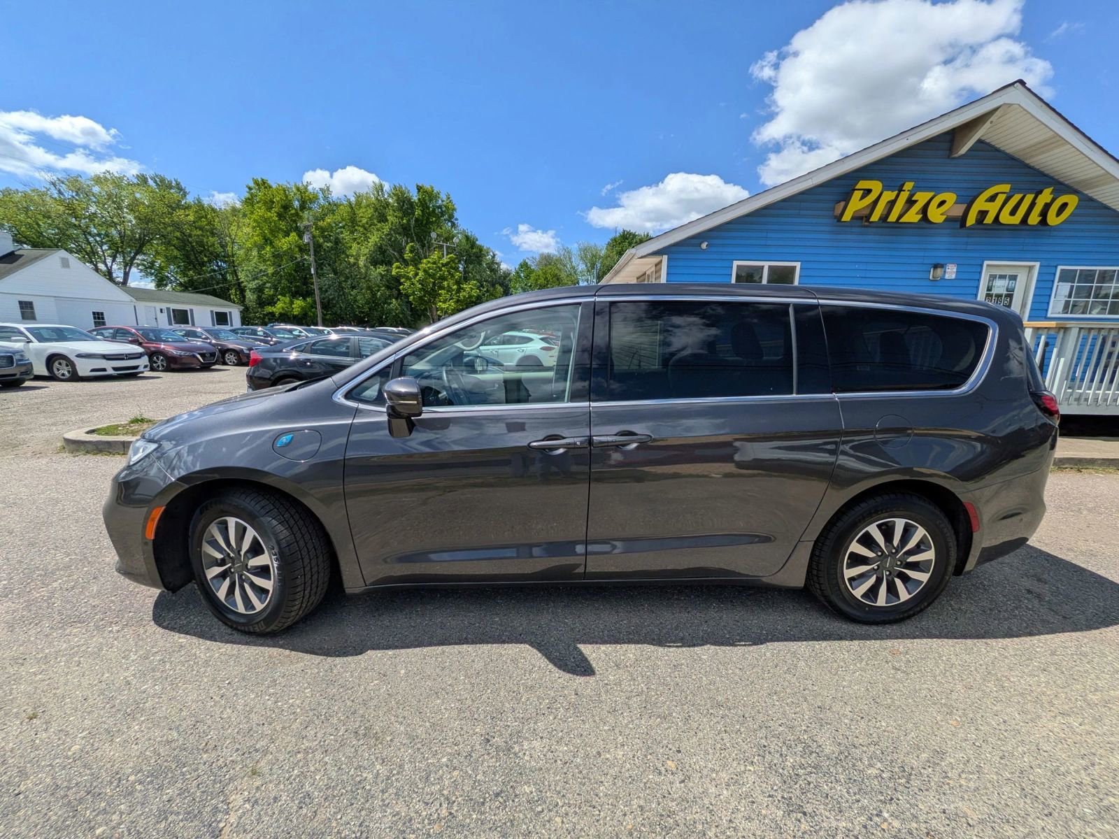 Used 2022 Chrysler Pacifica Touring-L w/ Uconnect Theater Family Group FWD image 2