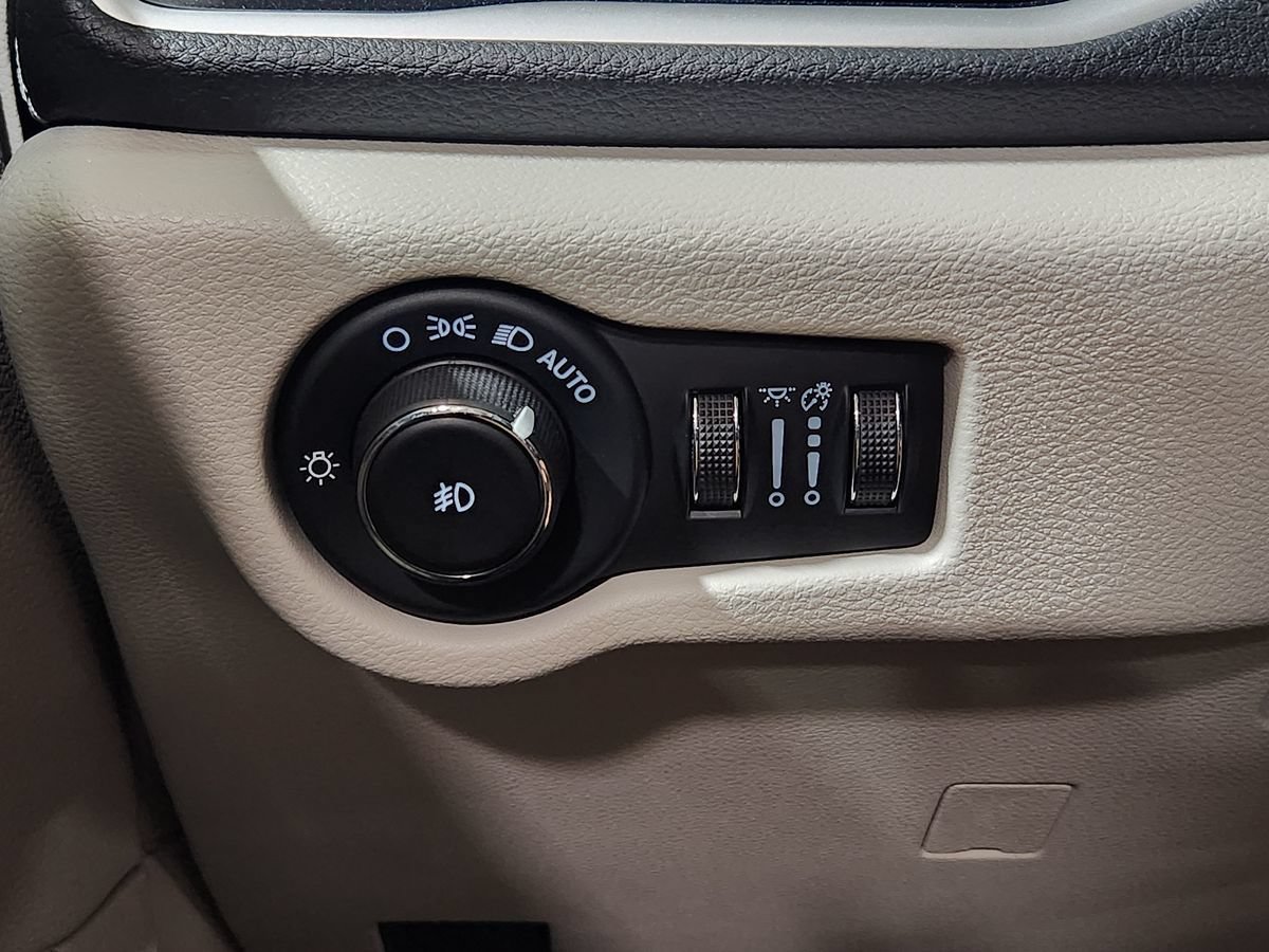 Used 2023 Chrysler Pacifica Touring-L FWD image 42