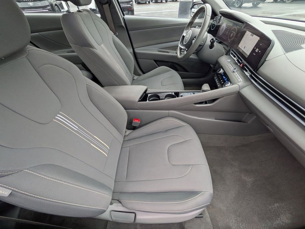 Used 2025 Hyundai Elantra SEL FWD image 25