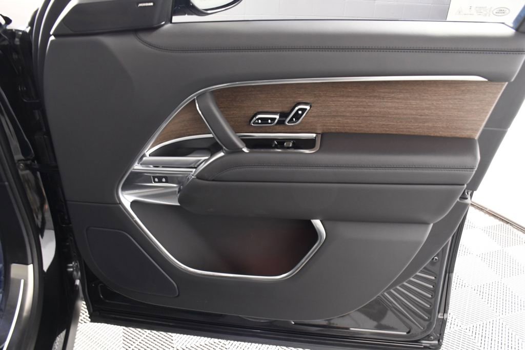 Certified 2025 Land Rover Range Rover SE image 17