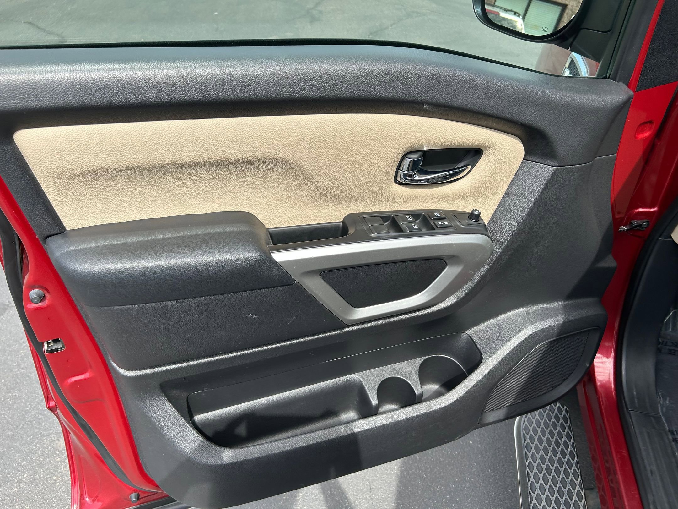 Used 2017 Nissan Titan SV image 10