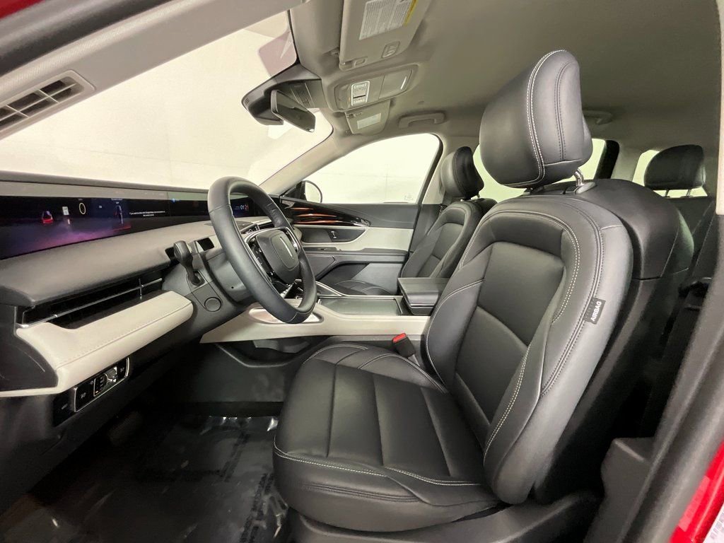 Used 2025 Lincoln Nautilus Premier image 16