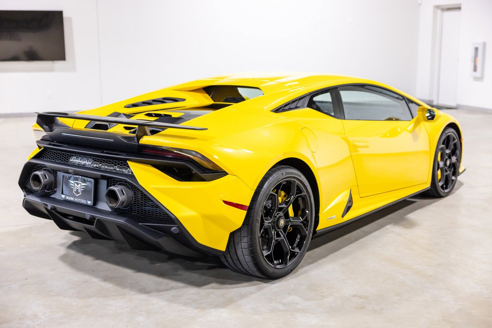 Used 2023 Lamborghini Huracan Tecnica RWD image 9