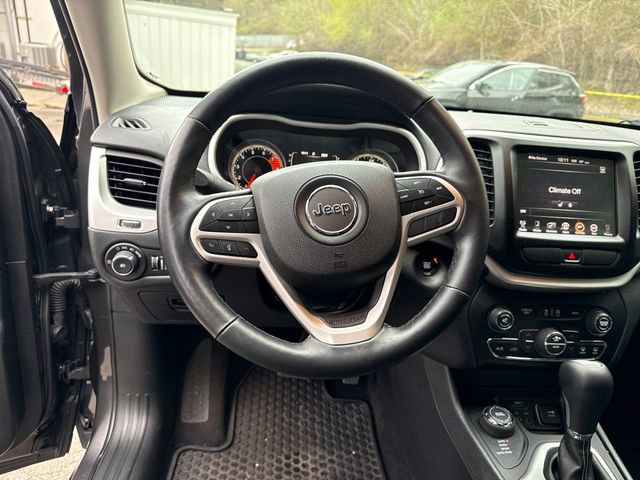 Used 2018 Jeep Cherokee Latitude Plus w/ Comfort/Convenience Group image 19