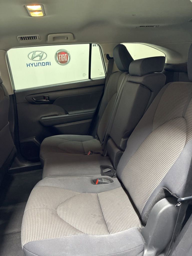 Used 2024 Toyota Highlander LE FWD image 23