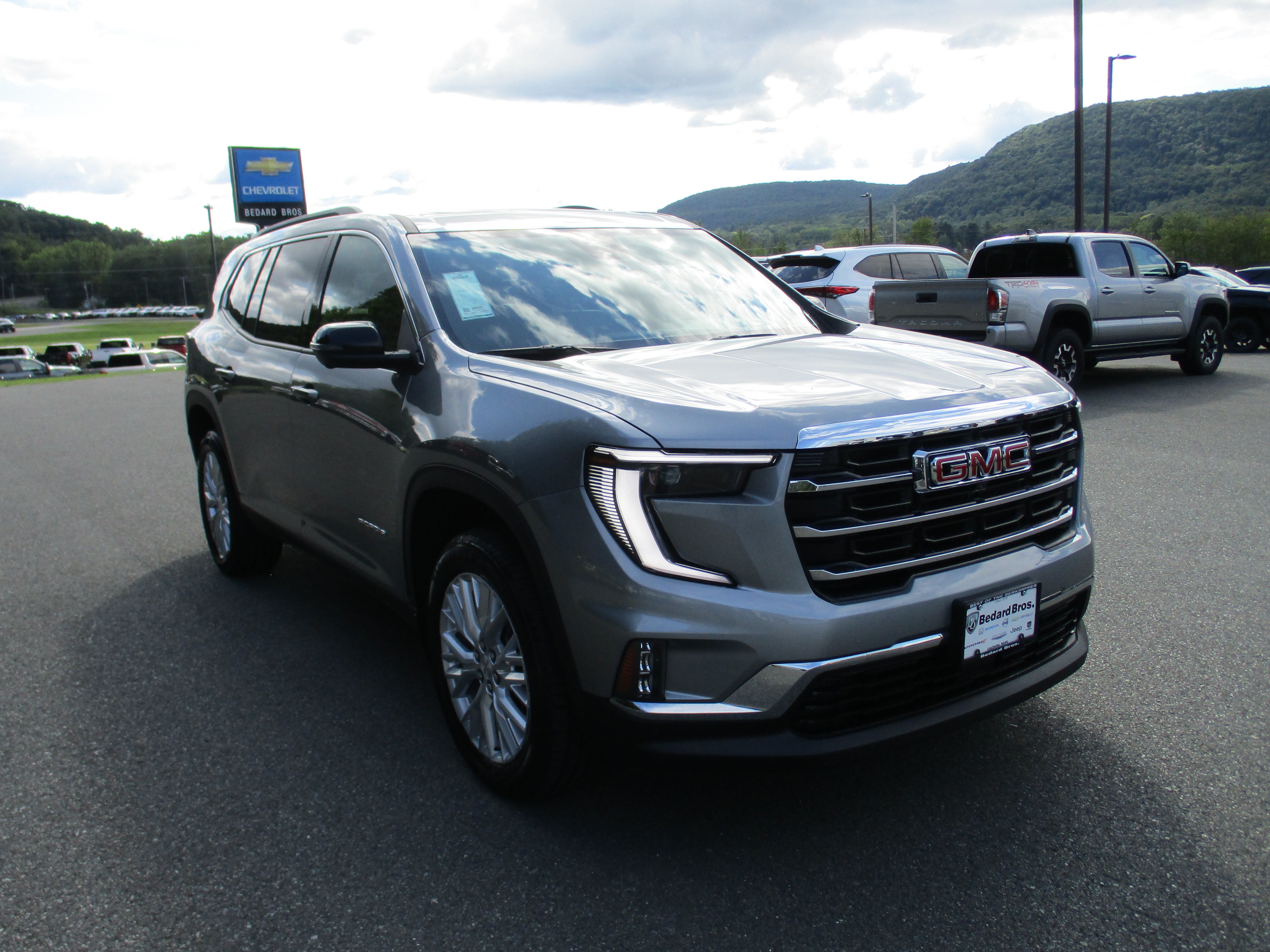 Used 2025 GMC Acadia Elevation w/ Elevation Premium Package AWD/4WD image 3