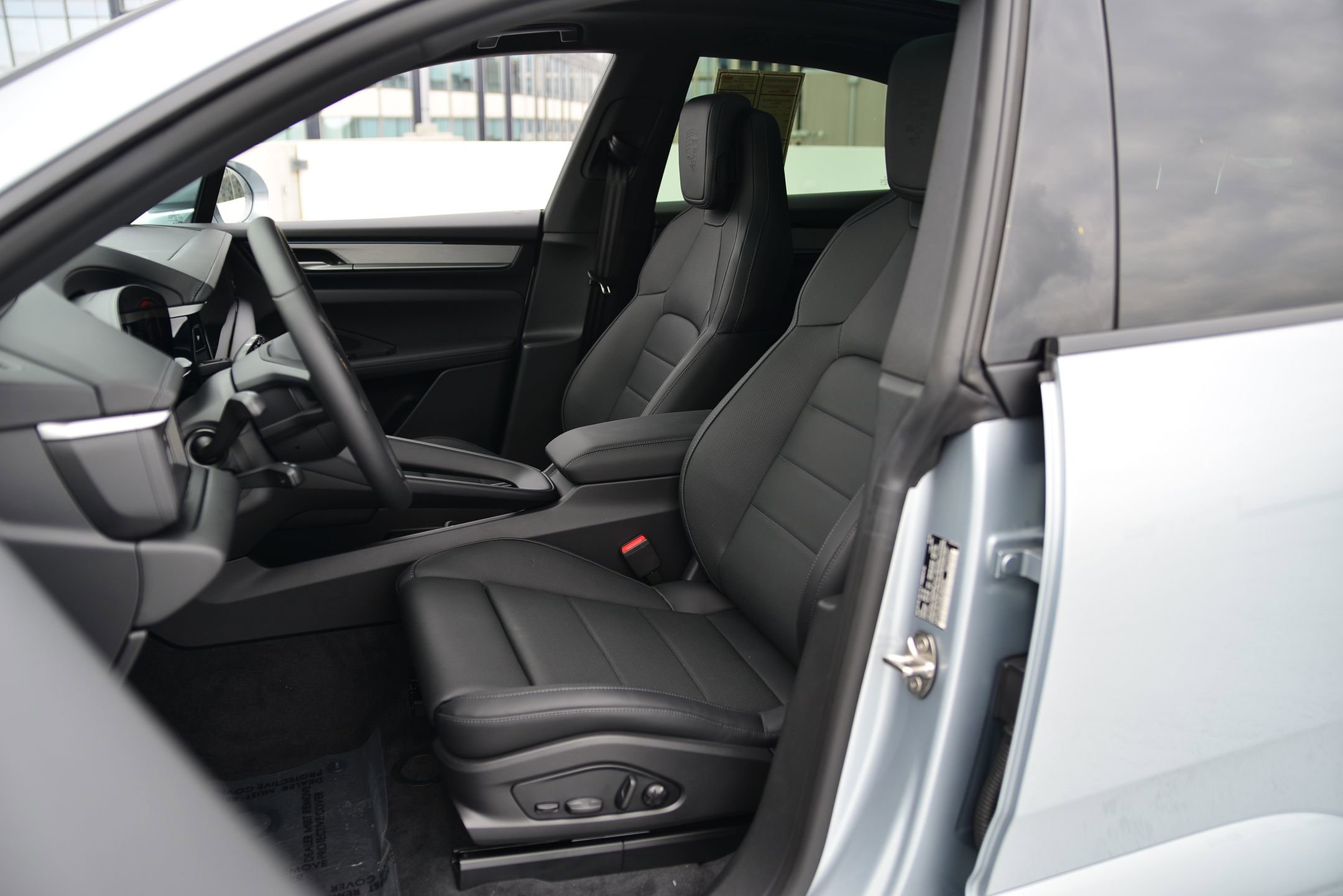 Certified 2025 Porsche Macan 4 Electric image 5