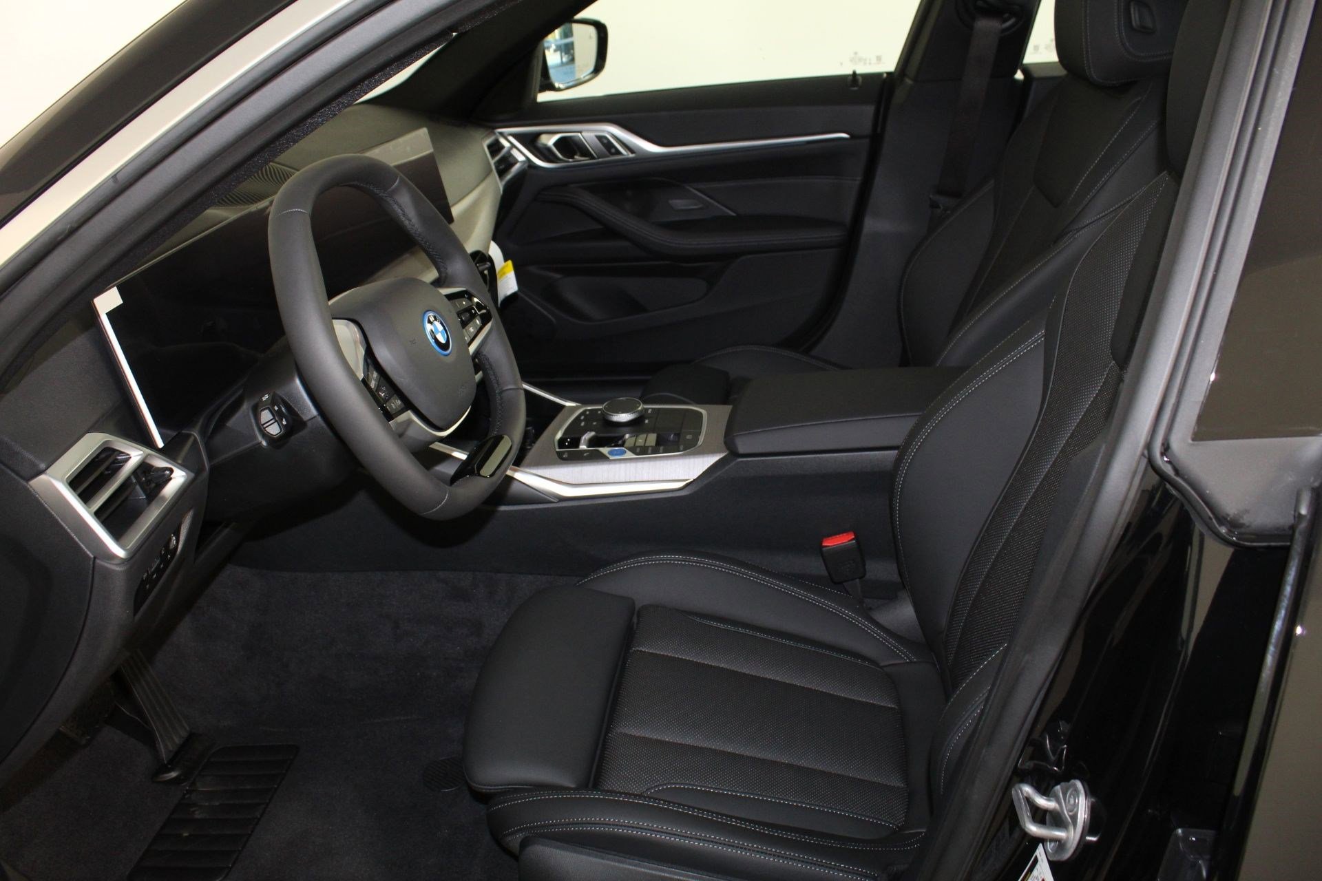 Used 2025 BMW i4 xDrive40i image 4