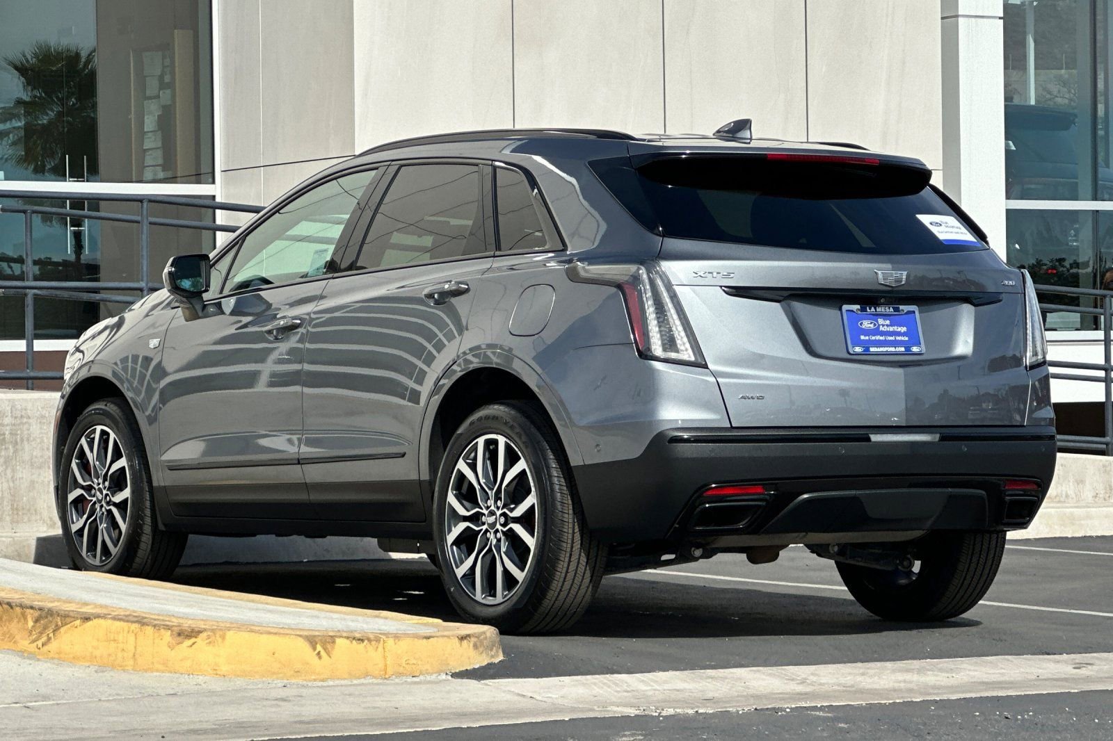 Used 2022 Cadillac XT5 Sportv w/ LPO, ONYX Package image 5