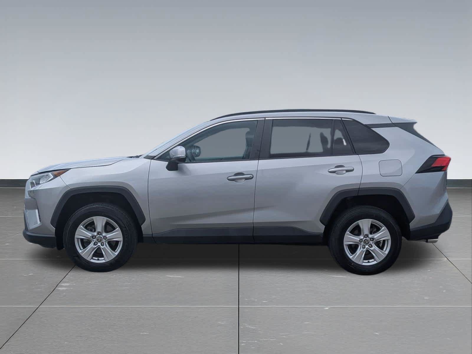 Used 2021 Toyota RAV4 XLE FWD image 3