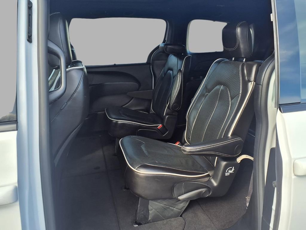 Certified 2025 Chrysler Pacifica Limited image 25