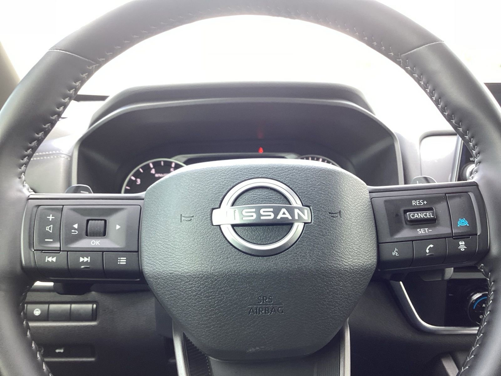 Used 2025 Nissan Rogue SV image 10