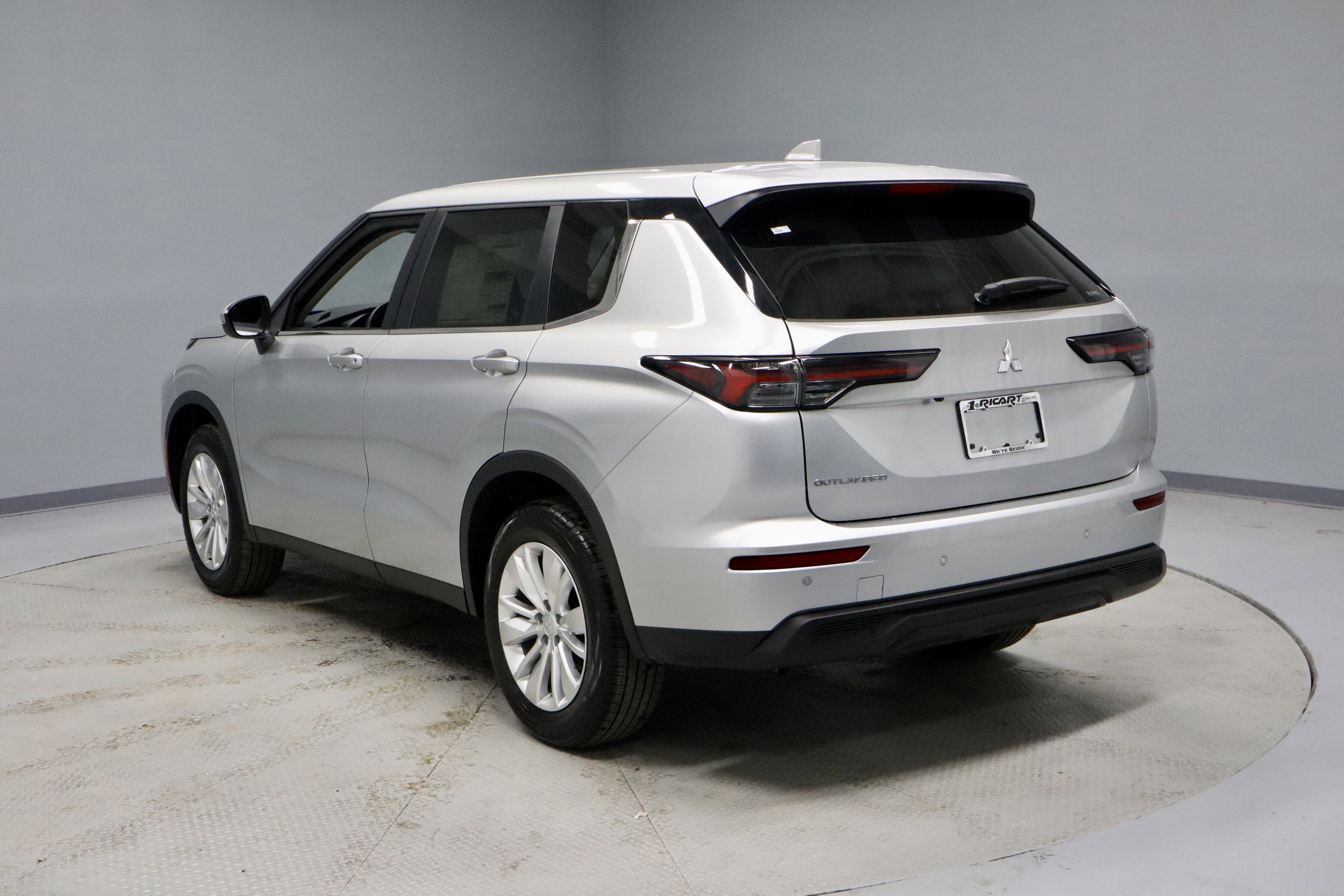 New 2026 Mitsubishi Outlander ES image 6