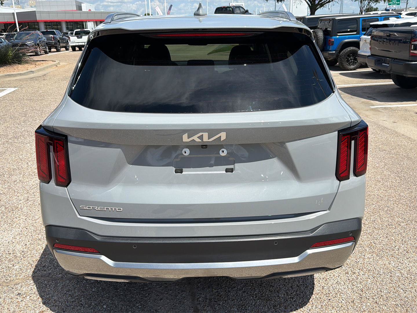 Used 2024 Kia Sorento S w/ Panoramic Sunroof Package FWD image 4