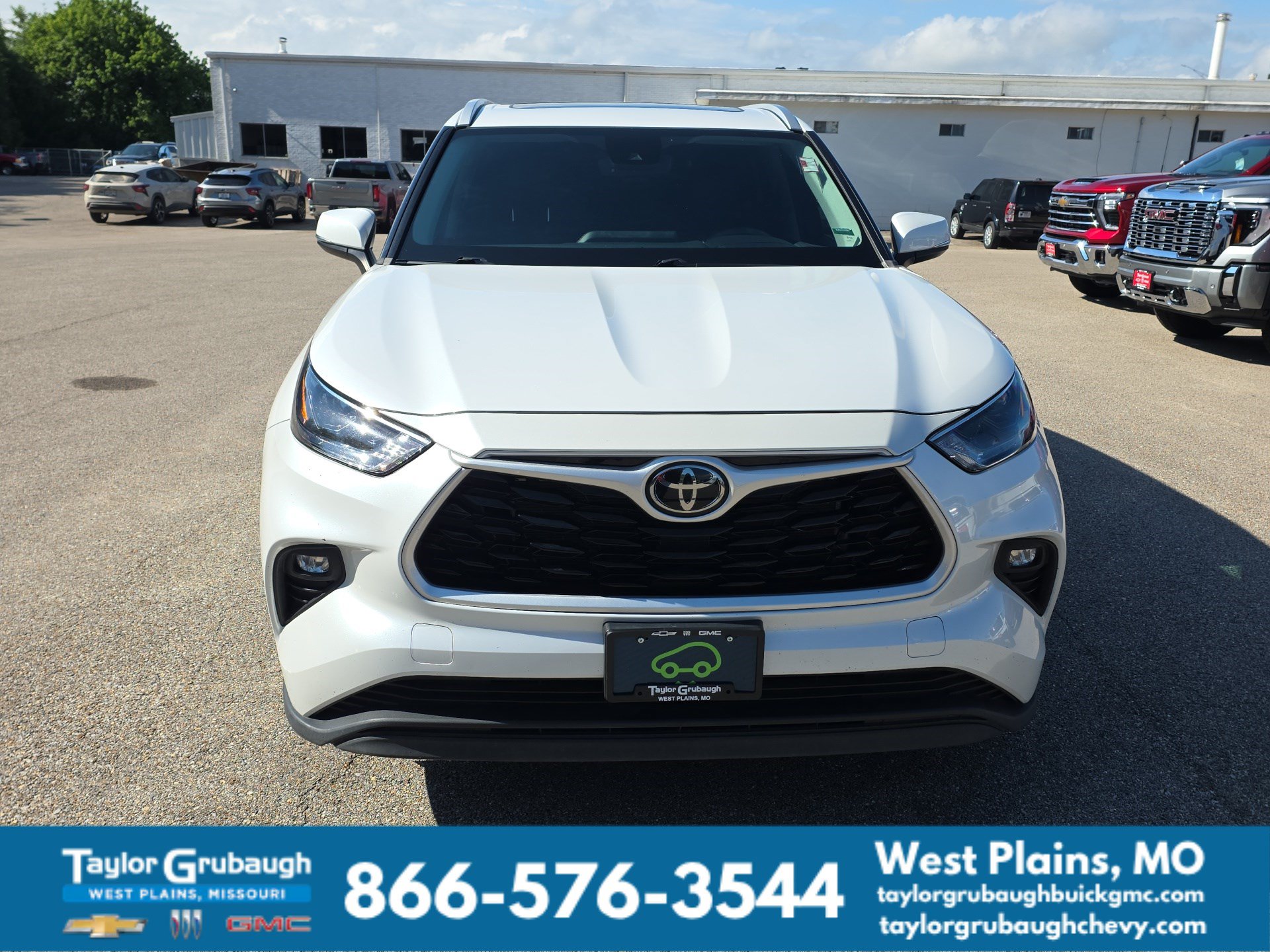 Used 2023 Toyota Highlander XLE AWD/4WD image 3