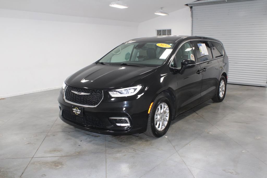 Used 2024 Chrysler Pacifica Touring-L image 4