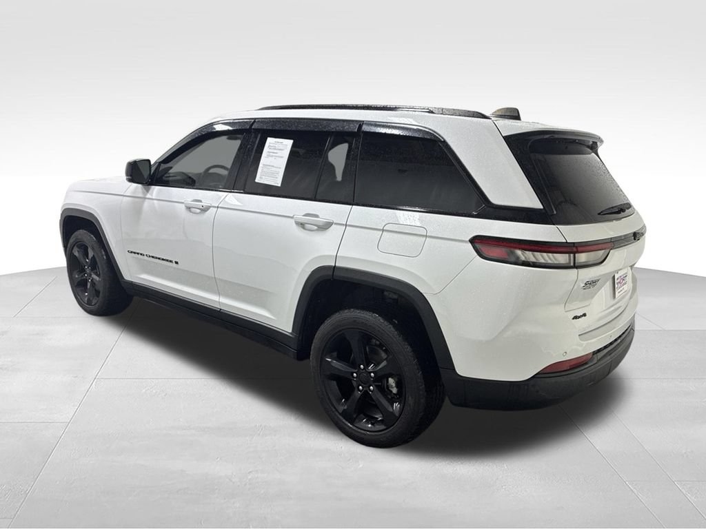 Used 2023 Jeep Grand Cherokee Altitude AWD/4WD image 9