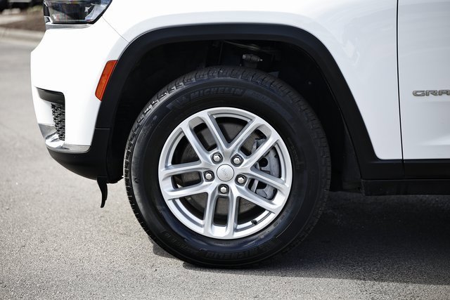 Used 2023 Jeep Grand Cherokee L Laredo image 4