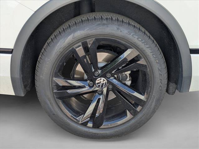 Used 2024 Volkswagen Tiguan SE R-Line AWD/4WD image 10