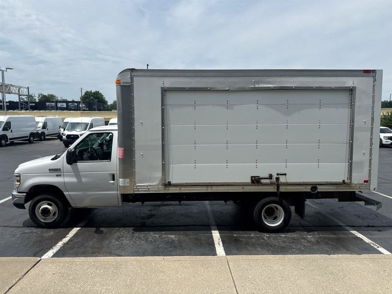 Used 2016 Ford E-450 and Econoline 450 Super Duty w/ Exterior Upgrade Package RWD image 6