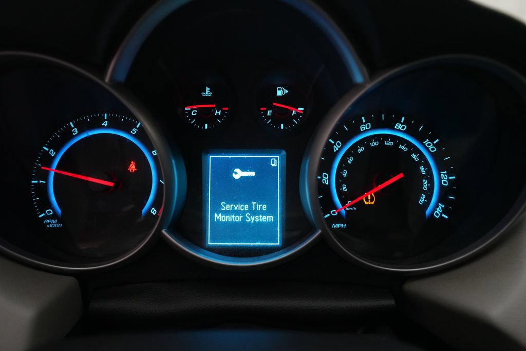Used 2015 Chevrolet Cruze LT FWD image 2