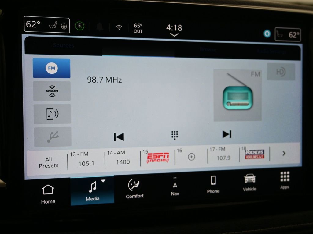 Used 2024 Chrysler Pacifica Select image 18