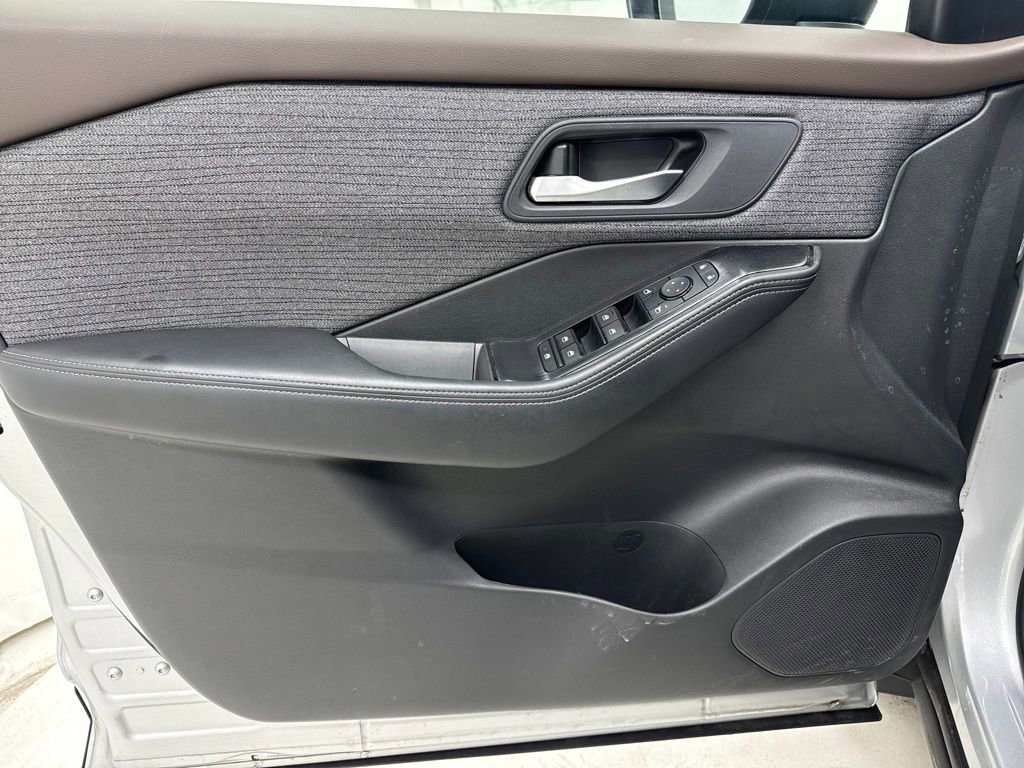 Used 2023 Nissan Rogue SV image 16