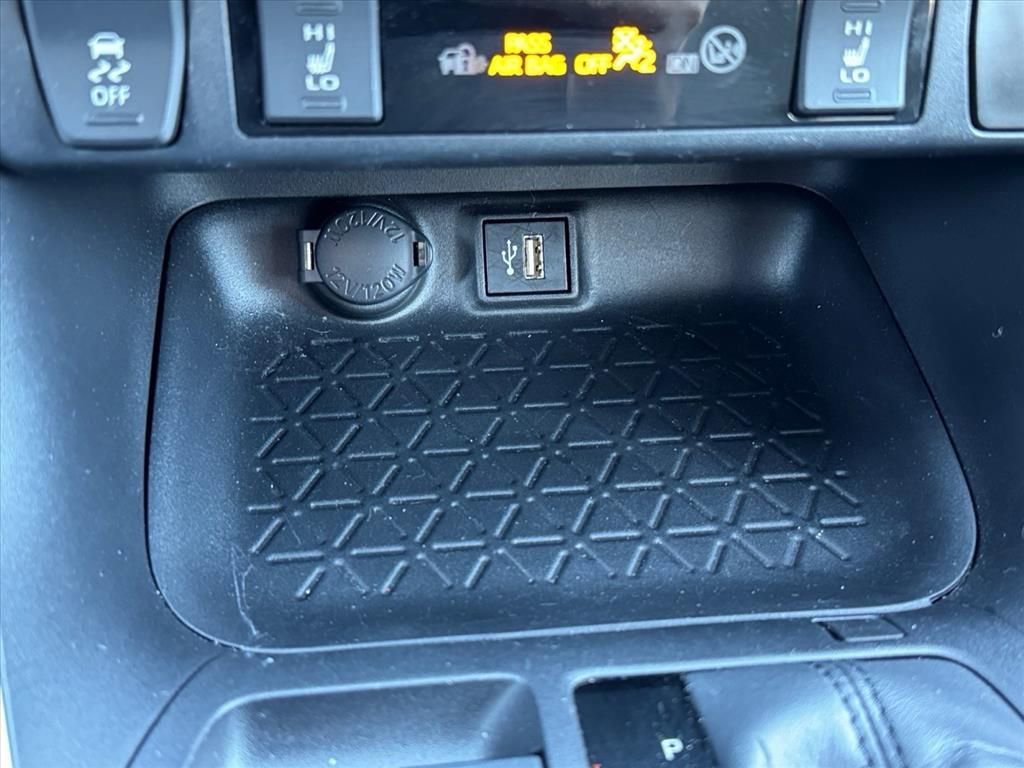 Used 2024 Toyota RAV4 SE image 24