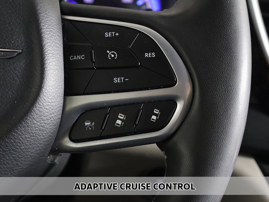 Used 2023 Chrysler Pacifica Touring-L FWD image 3