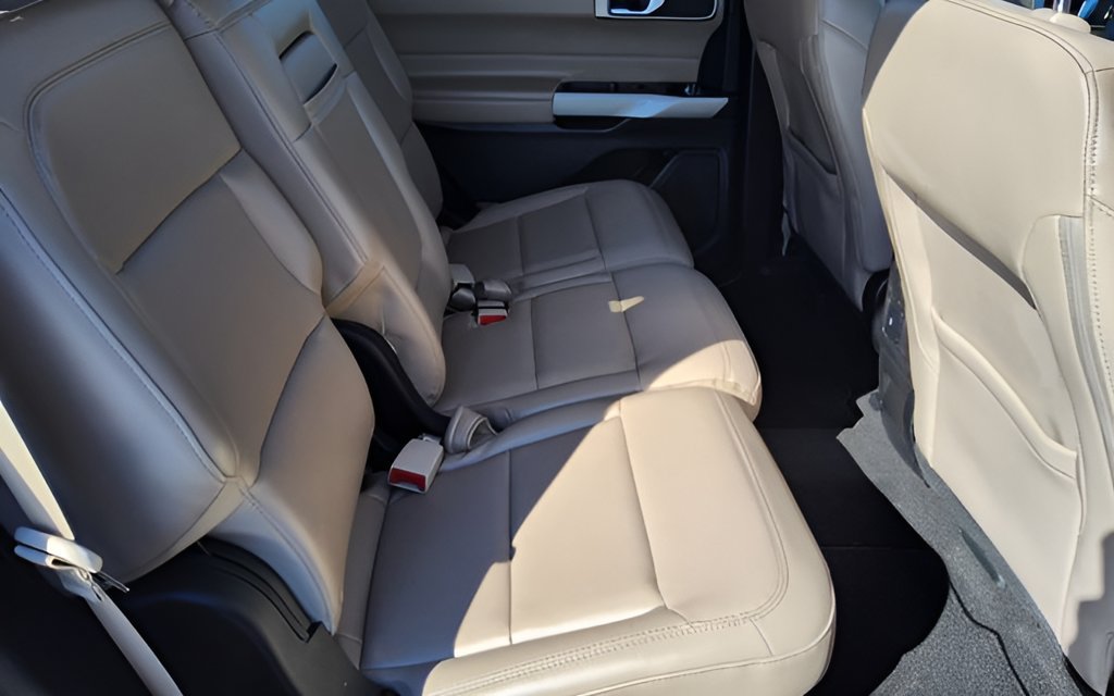 Used 2024 Ford Explorer XLT w/ Equipment Group 202A AWD/4WD image 34