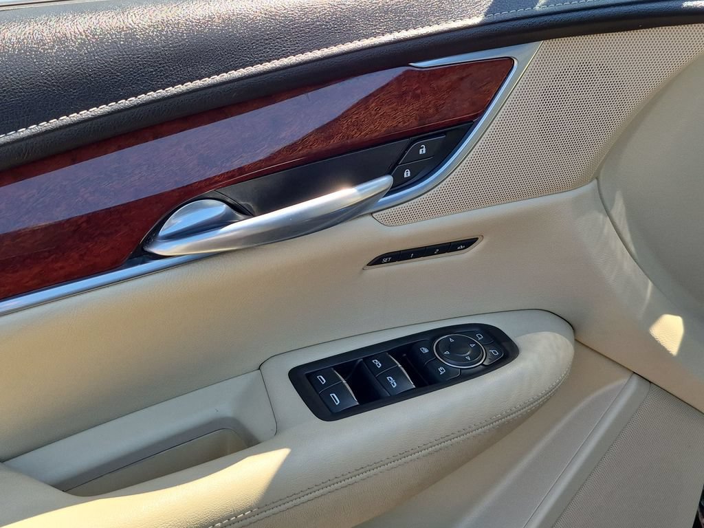 Used 2018 Cadillac XT5 Luxury w/ Driver Awareness Package FWD image 16