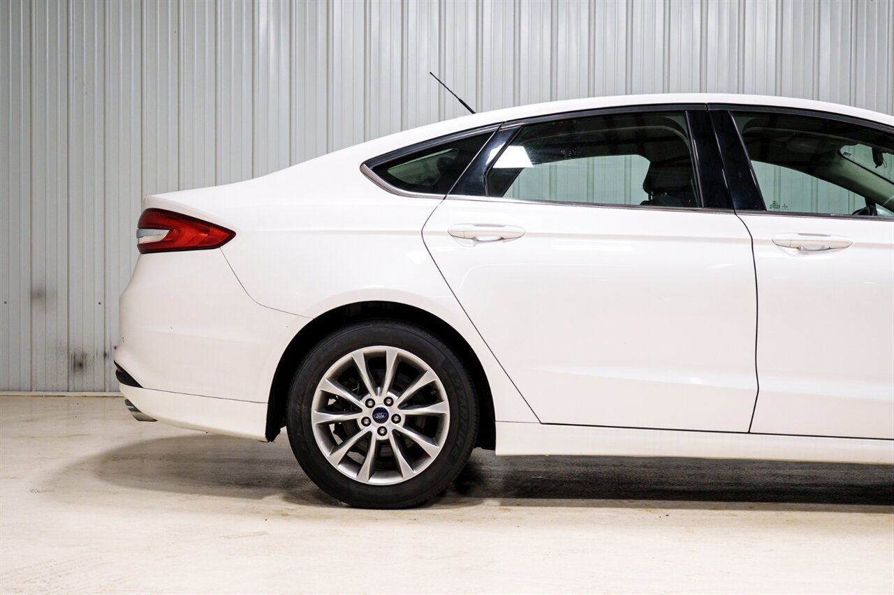 Used 2017 Ford Fusion SE w/ Fusion SE Technology Package image 8