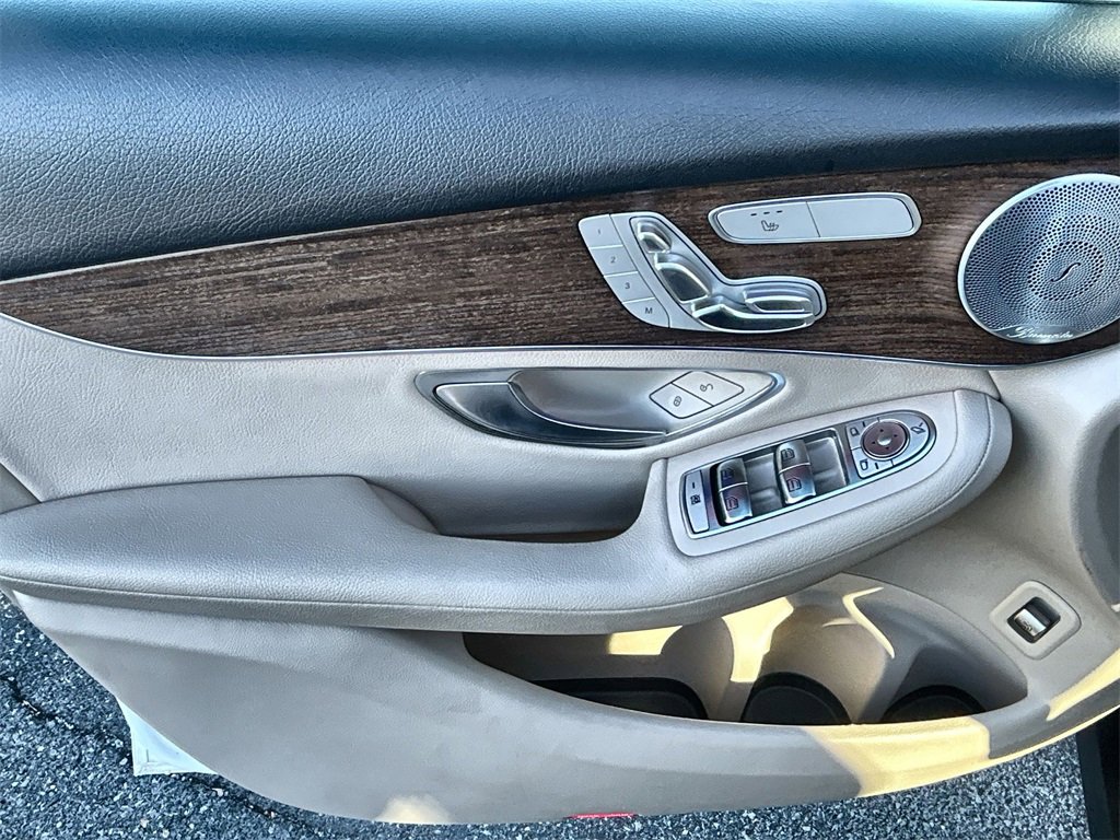 Used 2020 Mercedes-Benz GLC 300 4MATIC w/ Multimedia Package image 15