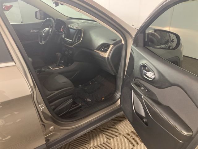 Used 2016 Jeep Cherokee Latitude w/ Comfort/Convenience Group image 16
